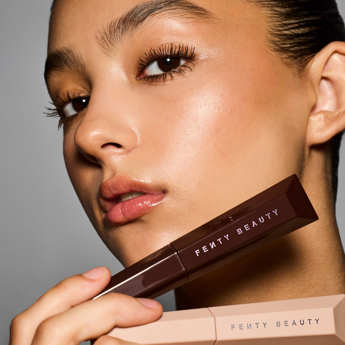 HELLA THICC VOLUMIZING MASCARA (MÁSCARA DE PESTAÑAS)